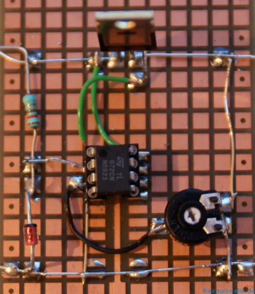 Aufbau auf Lochrasterplatine: oben der Leistungstransistor, in der Mitte ein TL072 im DIL-Gehäuse, rechts ein Trimmpotentiometer, links eine Z-Diode