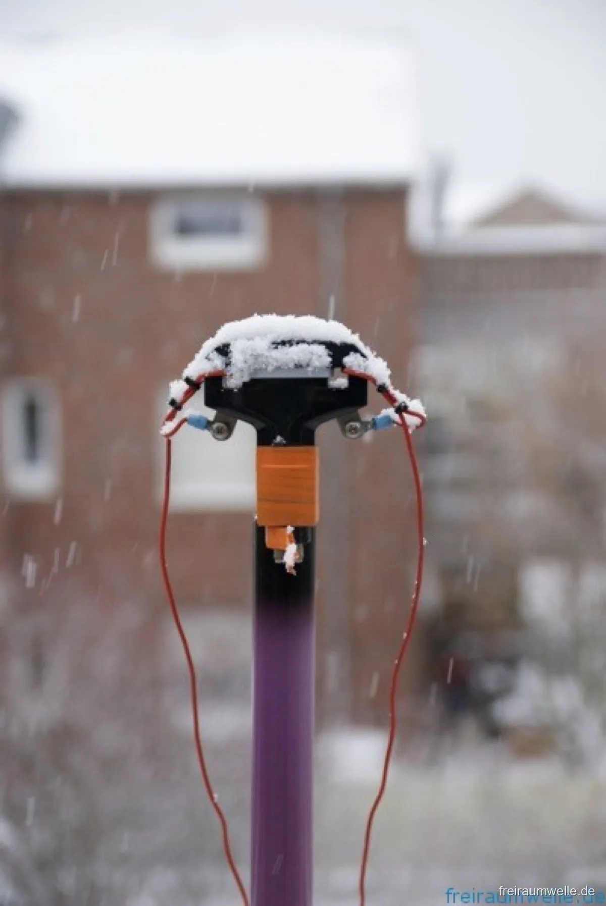 Balun am Antennenfußpunkt, mit einer geschlossenen Schneeschicht bedeckt