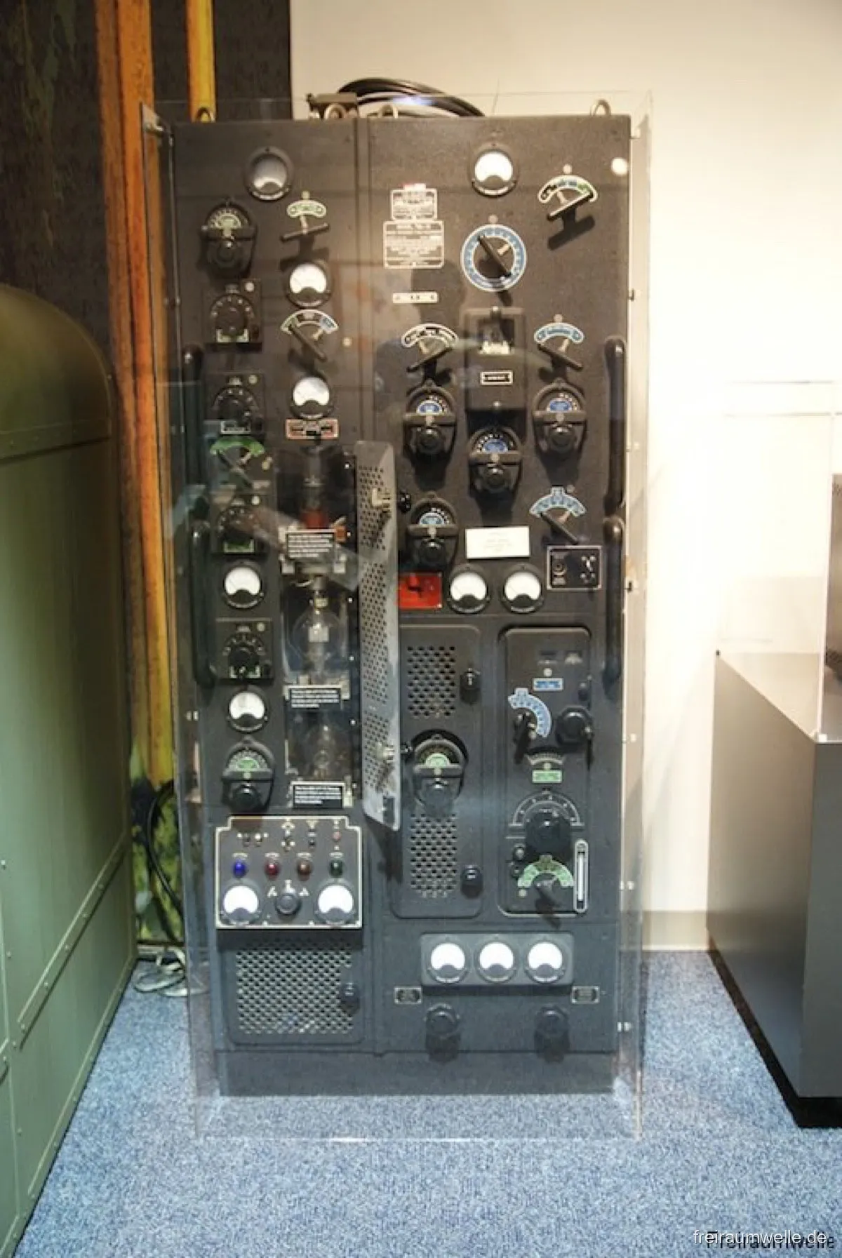 Weiteres Exponat in der Vitrine, Funktechnik aus der Frühzeit der drahtlosen Übertragung