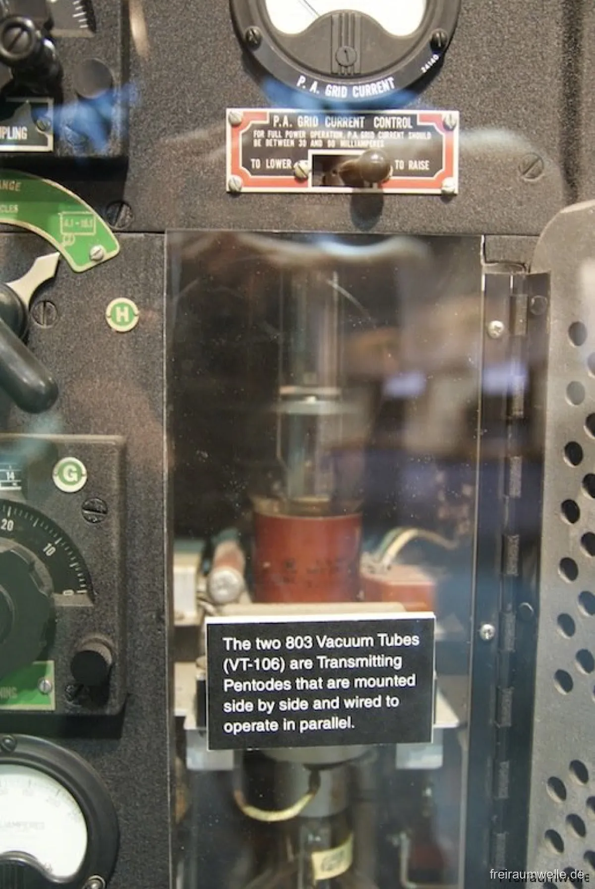 Ausstellungsstück mit Beschriftungstafel im National Electronics Museum