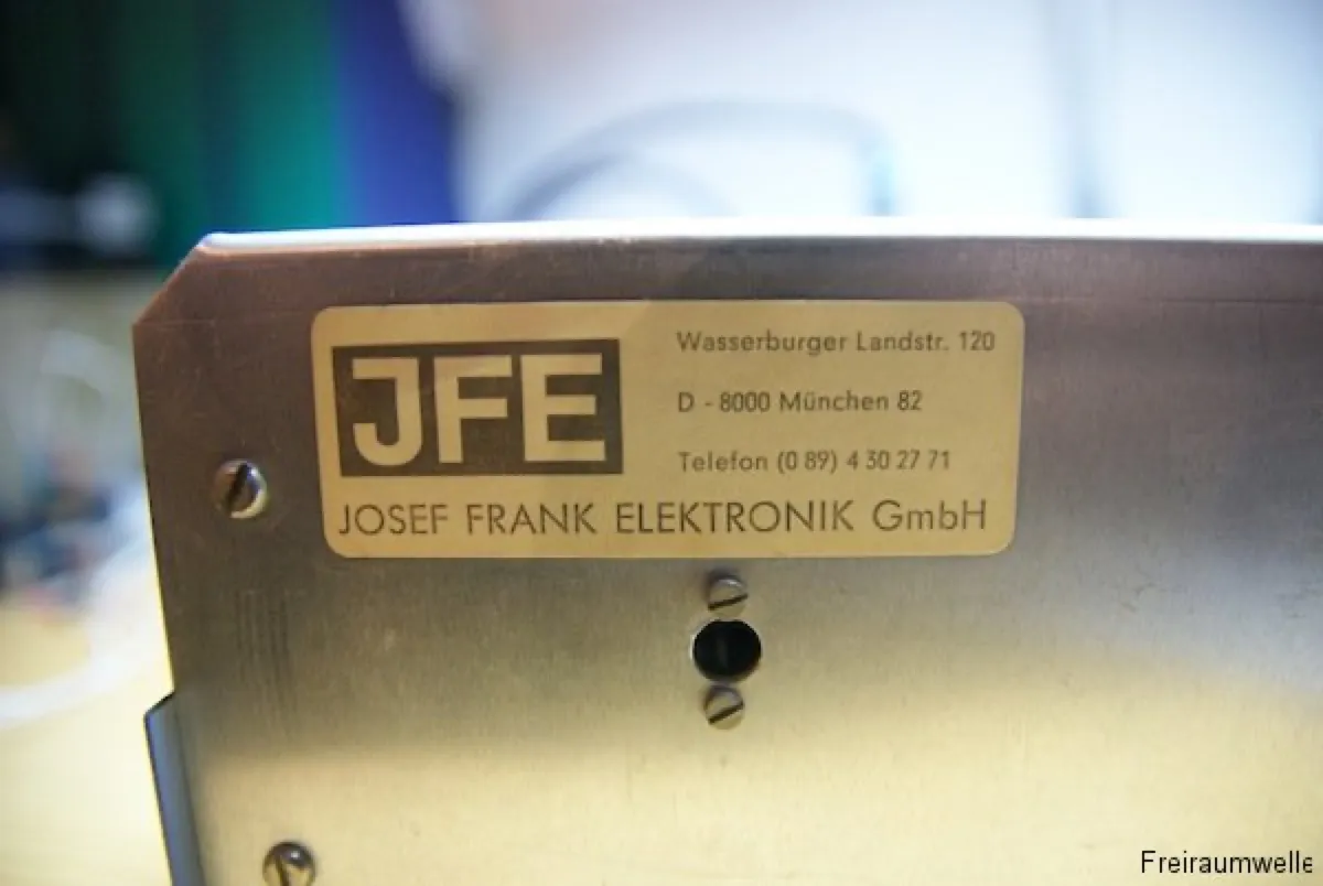 Nahaufnahme des Netzteilbereichs mit Transformator, Gleichrichter und Siebelko